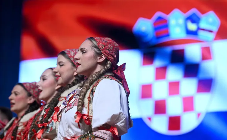 &Scaron;estinska no&scaron;nja. 