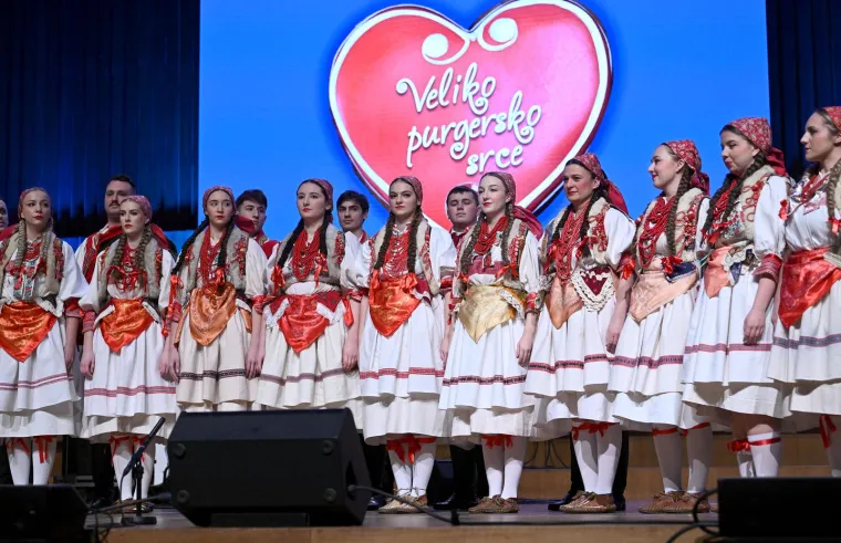 &Scaron;estinska no&scaron;nja. 