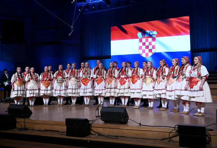 &Scaron;estinska no&scaron;nja.