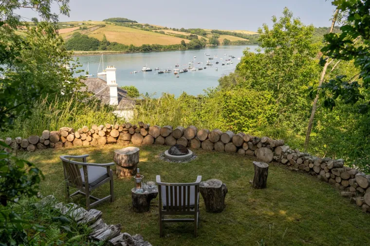 Smještena u srcu jednog od najskupljih i najtraženijih dijelova britanske obale, ova vila predstavlja pravi dragulj na tržištu luksuznih nekretnina, nudeći savršenu kombinaciju privatnosti, prestiža i panoramskih pogleda na slikoviti Devon.