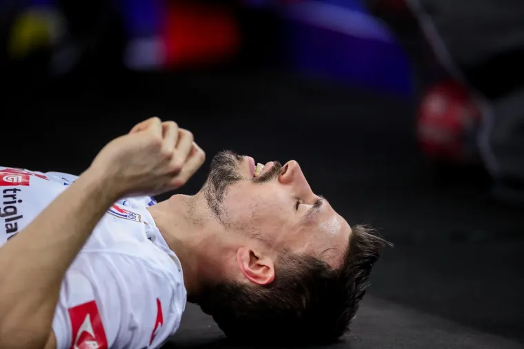 Ne izgoleda to dobro za Martinovića, niti za Hrvatsku. U jednom je trenutku Ivan iza&scaron;ao s terena &scaron;epajući, a kako je poznato odmah mu je pružena lječnička pomoć