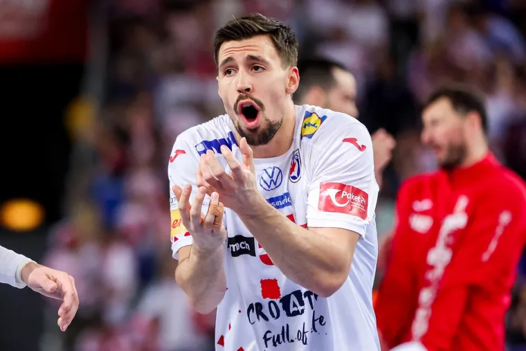 Martinović se u međuvremenu vratio na teren, ali vidjelo se da nije u potpunosti spreman i da igra pod ozljedom