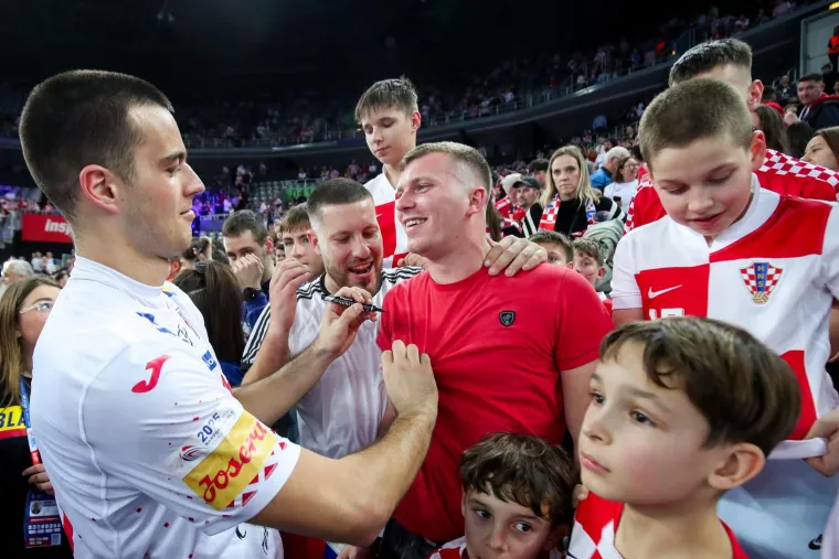 Hrvatski su navijači nakon utakmice krenuli dijeliti autograme navijačima koji su ih do&scaron;li bodriti u Arenu 