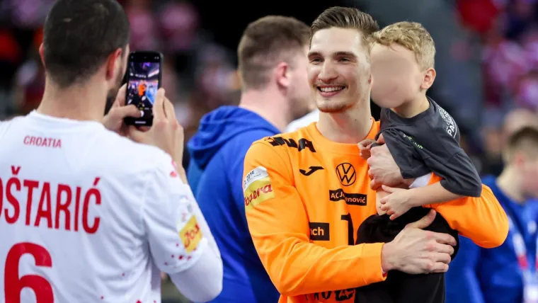 Trebalo je zabilježiti ovu pobjedu pa su se međusobno fotografirali sa svojim obiteljima nakon utakmice 