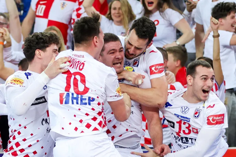Junak utakmice Marin &Scaron;ipić nije mogao zadržati suze nakon &scaron;to je postigao odlučujući gol koji je odveo Hrvatsku u polufinale Svjetskog rukometnog prvenstva 