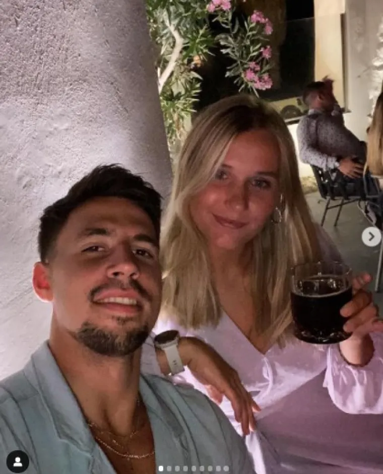 Ivan Martinović je svoju djevojku, Miriam Rath, upoznao u Austriji, gdje je i rođen. Par je u vezi već šest godina, a 2023. godine su iznenadili prijatelje i pratitelje objavivši zaruke fotografijom zaručničkog prstena na društvenim mrežama. Prošle godine su svoju ljubav okrunili brakom.