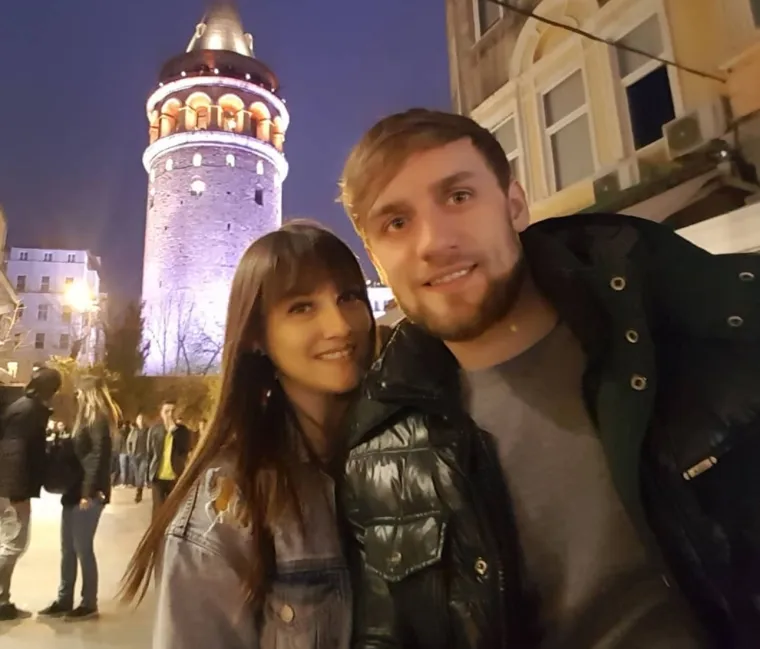 Luka Cindrić, ponosni nositelj titule najboljeg hrvatskog rukometaša 2017. i 2018. godine, rođen je u Ogulinu, gdje je upoznao svoju suprugu Laru, rođenu Stipetić. 