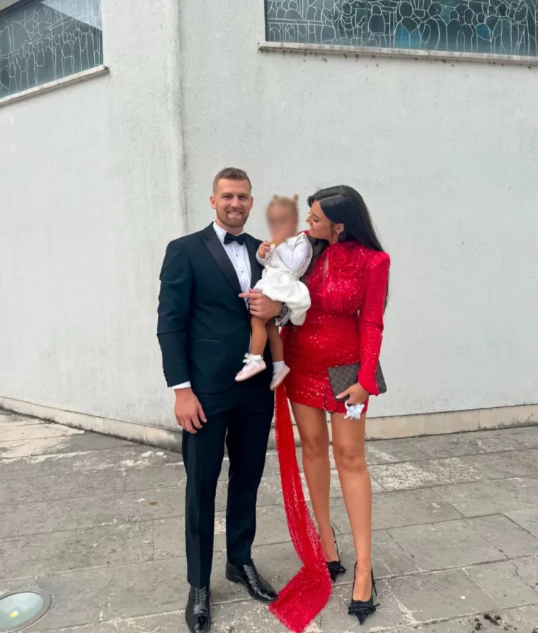 Osim uspješne sportske karijere, David Mandić uživa i u sretnom obiteljskom životu. Oženio se 2021. godine sa svojom dugogodišnjom partnericom Anom. Par dijeli snažnu povezanost, a Ana je Davidu velika podrška kako u privatnim izazovima tako i u njegovoj profesionalnoj rukometnoj karijeri.