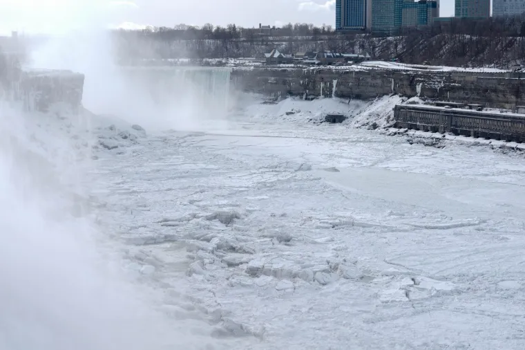 Prema Niagara Parks, slapovi se nikada u potpunosti ne zalede, čak ni pri ekstremnoj hladnoći.