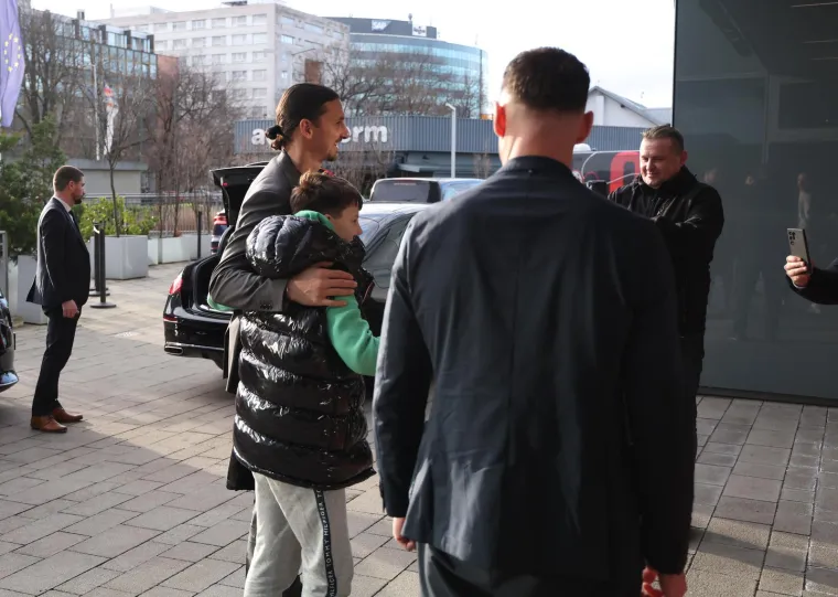 Njegov dolazak privukao je veliku pažnju. Dočekali su ga i mladi fanovi, s kojima se fotografirao.