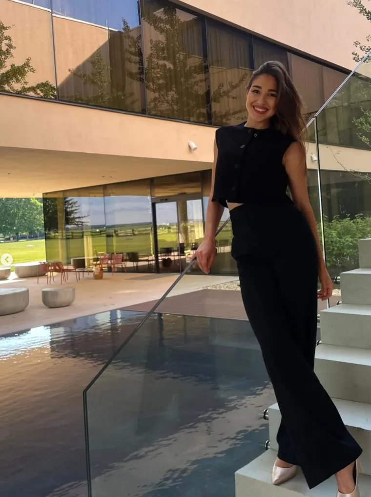 Iako je svijet mode i ljepote fascinira, Lucija ne odustaje od svojih akademskih i profesionalnih ciljeva. 