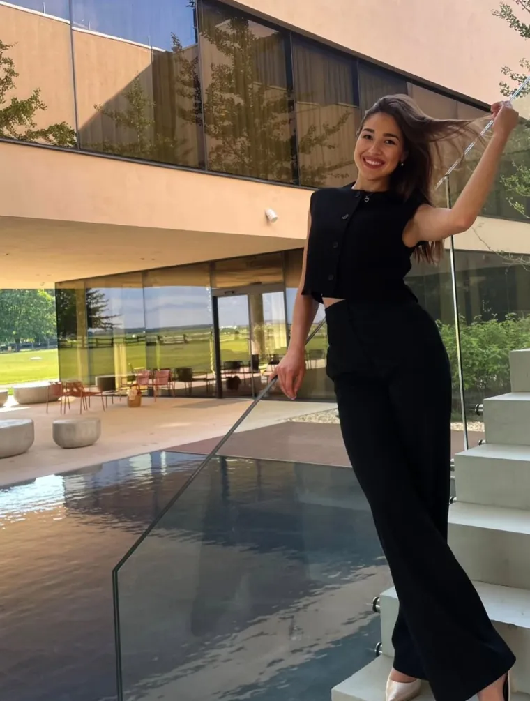 Studentica je Kineziološkog fakulteta u Zagrebu, gdje se specijalizira za kondicijsku pripremu sportaša.