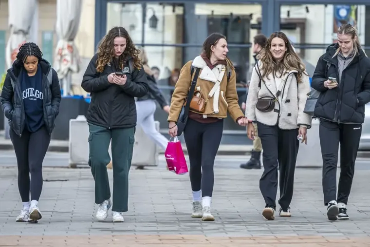 Pet prijateljica, a svaka s potpuno različitim modnim kombinacijama. Od sportskih do casual dnevnih odjevnih komada, djevojke su pokazale raznolikost ukusa.
