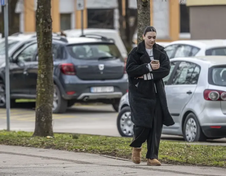 Jedna je djevojka ostala vjerna zimskoj modi. U crnom teddy kaputu koji je kombinirala s popularnim Ugg čizmama, uživala je u &scaron;etnji gradom.