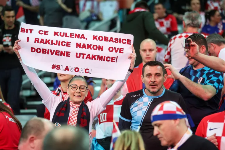 Kako su potegnuli u prvom poluvremenu hrvatski rukometa&scaron;i iammo osjećaj da su ogladnjeli nakon pogleda na tribine 