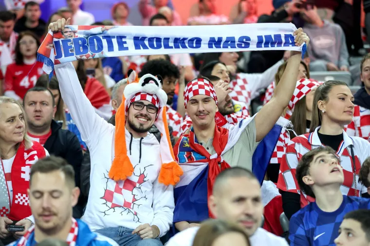 "Je*ote kolko nas ima" jasno je naznačeno &scaron;to znači kada igra Hrvatska. Nije bitno kada, tko i za&scaron;to cijela nacija di&scaron;e kao jedno. Prepuna Arena posbena je motivacija za na&scaron;e rukometa&scaron;e. 