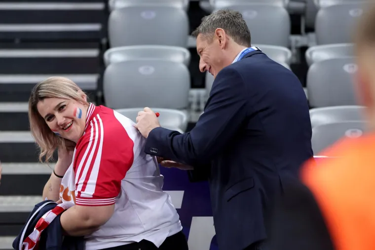 Mirza Džomba uoči početka utakmice dijelio je autograme &scaron;akom i kapom. Obožavan među navijačima uvijek je zauzet davanjem autograma. 