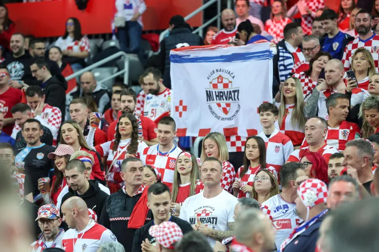 Kokcice svuda oko nas, Arena je bile drupkom puna crveno bijelo plavim bojama