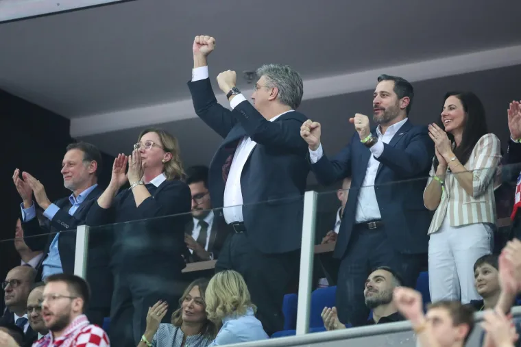 Kakva ekipa u Areni! Plenković, Tomašević, Todorić mlađi. Pogledajte tko je sve došao bodriti rukometaše
