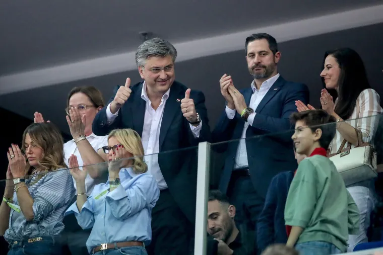 Kakva ekipa u Areni! Plenković, Tomašević, Todorić mlađi. Pogledajte tko je sve došao bodriti rukometaše