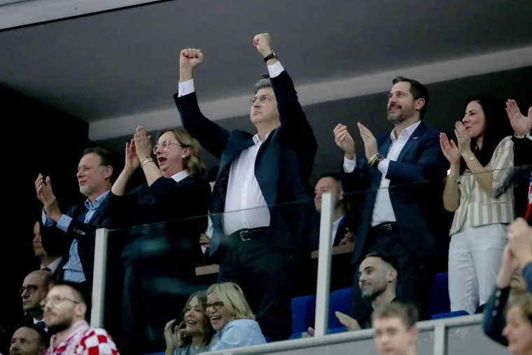 Kakva ekipa u Areni! Plenković, Tomašević, Todorić mlađi. Pogledajte tko je sve došao bodriti rukometaše