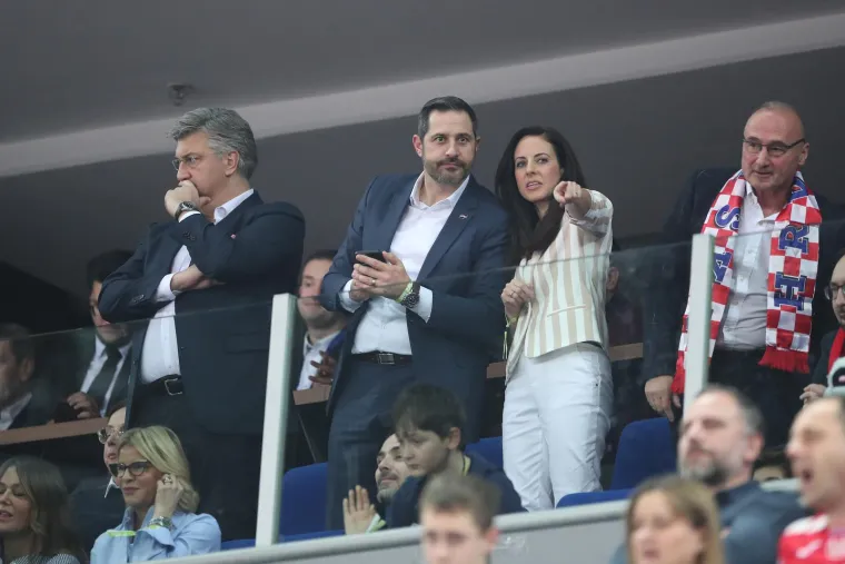 Kakva ekipa u Areni! Plenković, Tomašević, Todorić mlađi. Pogledajte tko je sve došao bodriti rukometaše