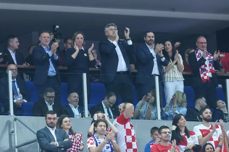 Kakva ekipa u Areni! Plenković, Tomašević, Todorić mlađi. Pogledajte tko je sve došao bodriti rukometaše