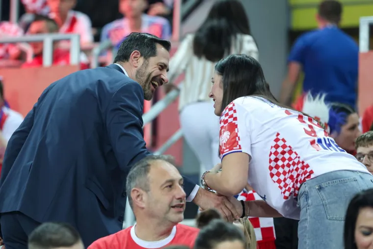 Kakva ekipa u Areni! Plenković, Tomašević, Todorić mlađi. Pogledajte tko je sve došao bodriti rukometaše