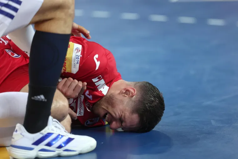 Kako ginu na&scaron;i rukometa&scaron;i: Francuzi ih brutalno udaraju sa svih strana, ali oni se ne daju