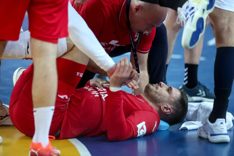 Kako ginu na&scaron;i rukometa&scaron;i: Francuzi ih brutalno udaraju sa svih strana, ali oni se ne daju