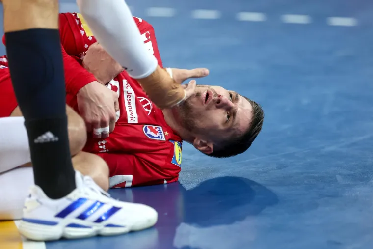 Kako ginu na&scaron;i rukometa&scaron;i: Francuzi ih brutalno udaraju sa svih strana, ali oni se ne daju