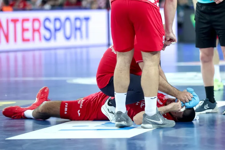 Kako ginu na&scaron;i rukometa&scaron;i: Francuzi ih brutalno udaraju sa svih strana, ali oni se ne daju