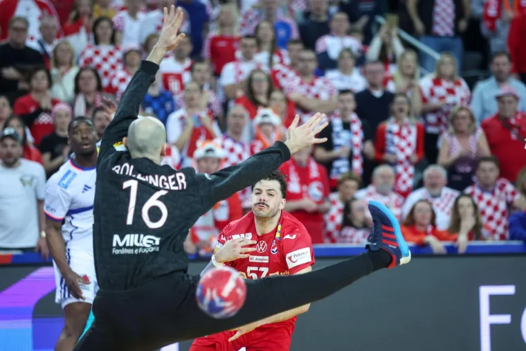 Kako ginu na&scaron;i rukometa&scaron;i: Francuzi ih brutalno udaraju sa svih strana, ali oni se ne daju