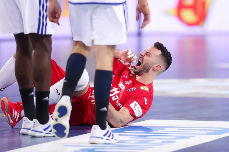 Kako ginu na&scaron;i rukometa&scaron;i: Francuzi ih brutalno udaraju sa svih strana, ali oni se ne daju