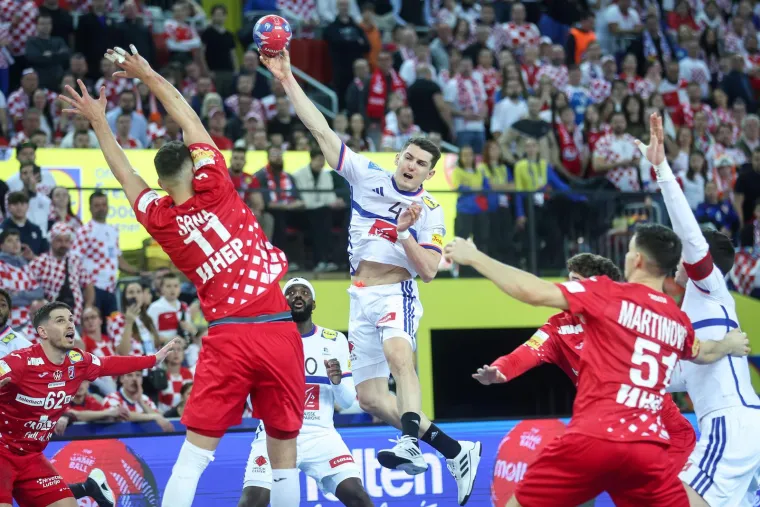 Kako ginu na&scaron;i rukometa&scaron;i: Francuzi ih brutalno udaraju sa svih strana, ali oni se ne daju