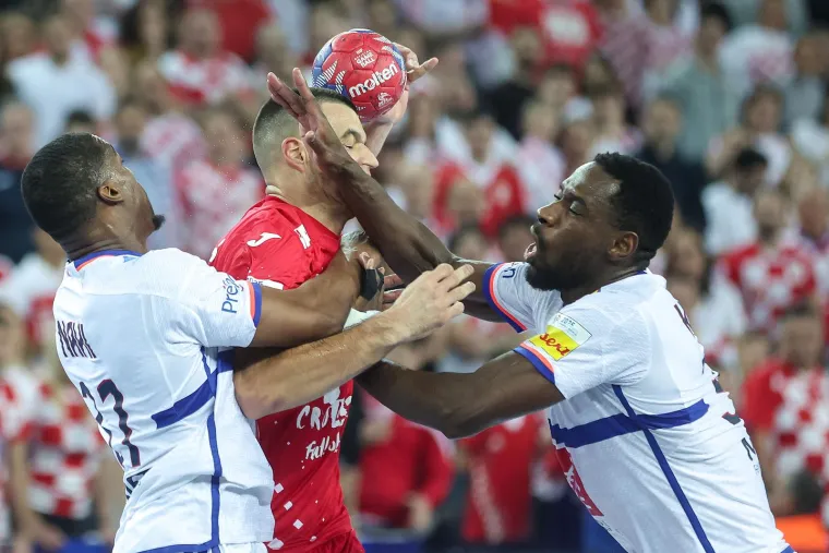 Kako ginu na&scaron;i rukometa&scaron;i: Francuzi ih brutalno udaraju sa svih strana, ali oni se ne daju