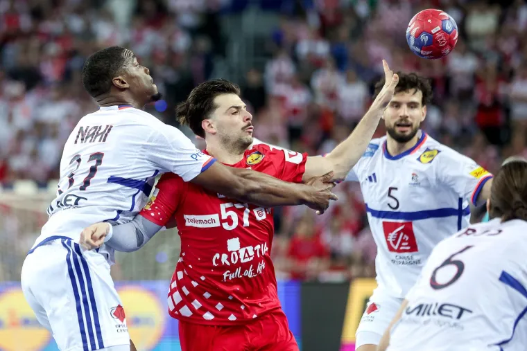 Kako ginu na&scaron;i rukometa&scaron;i: Francuzi ih brutalno udaraju sa svih strana, ali oni se ne daju