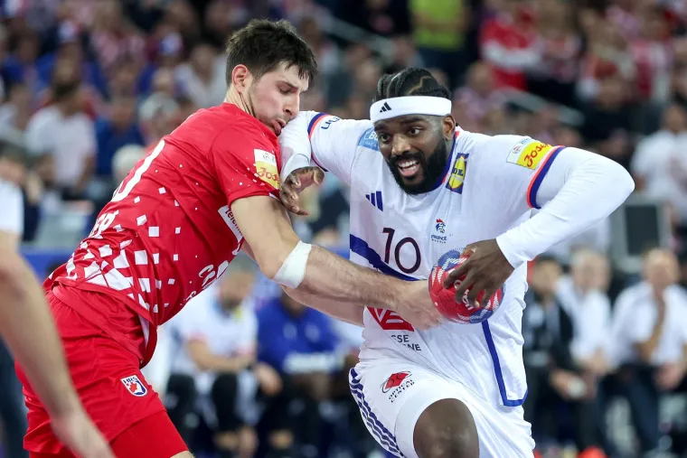 Kako ginu na&scaron;i rukometa&scaron;i: Francuzi ih brutalno udaraju sa svih strana, ali oni se ne daju