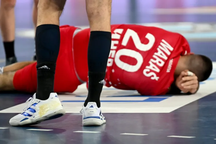 Kako ginu na&scaron;i rukometa&scaron;i: Francuzi ih brutalno udaraju sa svih strana, ali oni se ne daju