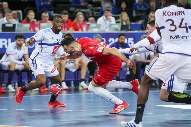 Kako ginu na&scaron;i rukometa&scaron;i: Francuzi ih brutalno udaraju sa svih strana, ali oni se ne daju