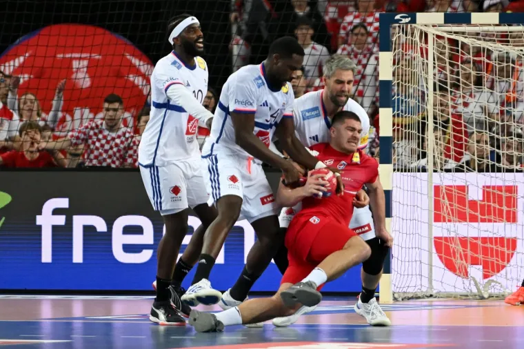 Kako ginu na&scaron;i rukometa&scaron;i: Francuzi ih brutalno udaraju sa svih strana, ali oni se ne daju