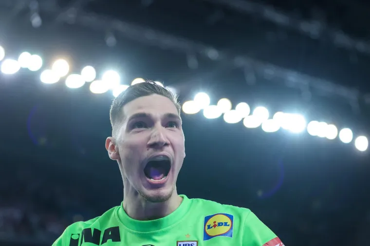 Kako ginu na&scaron;i rukometa&scaron;i: Francuzi ih brutalno udaraju sa svih strana, ali oni se ne daju