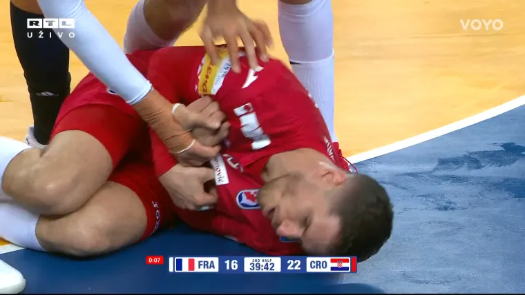 Kako ginu na&scaron;i rukometa&scaron;i: Francuzi ih brutalno udaraju sa svih strana, ali oni se ne daju