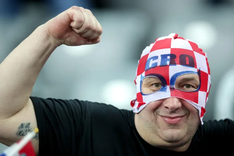 Na utakmici je bio i jedan navijač koji je izgledao kao hrvatski maskirani Zorro osvetnik. Na sebi je imao kapu poput Zorra. 
