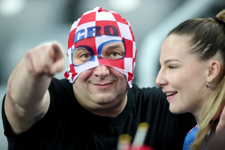 Maskirani hrvatski Zorro osvetnik uočio je kameru Pixsella Sanjina Strukića i napravio gestikulaciju. Sjajna je atmosfera vladala u Areni Zagreb na oproštaju domaće publike od hrvatskih rukometaša. 