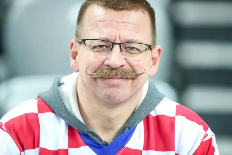 Kamere na tribinama uhvatile zanosne Hrvatice i hrvatskog maskiranog Zorro osvetnika