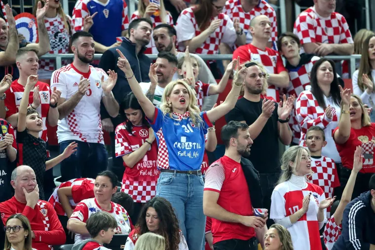 Mladost u elementu. Svi su bili u hrvatskim dresovima. Staro mlado, život cili uz Hrvatsku. 