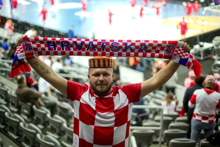 Hrvatski navijač u dalmatinskoj (šibenskoj) tradicionalnoj kapi i sa šalom Hrvatska. 