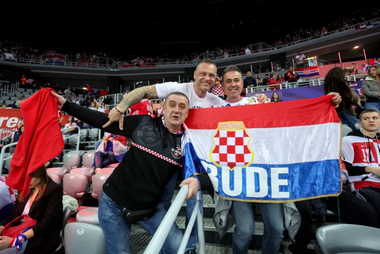 Ekipa iz Gruda u dobrom raspoloženju. 