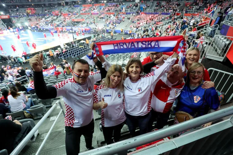 Kamere na tribinama uhvatile zanosne Hrvatice i hrvatskog maskiranog Zorro osvetnika